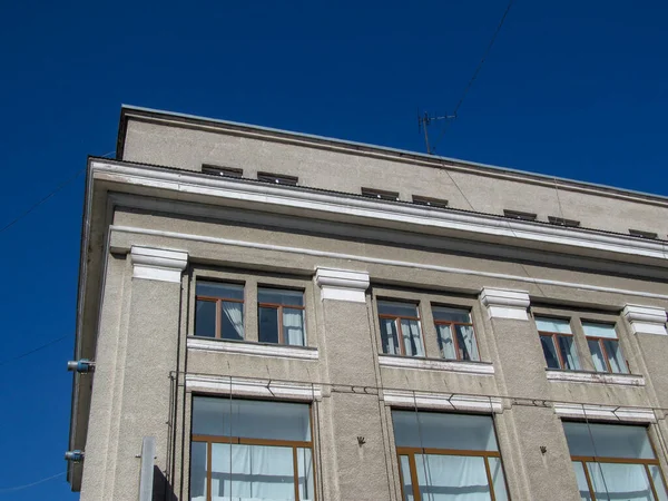 Façade Immeuble Résidentiel Dans Ville Donnant Sur Les Fenêtres Les — Photo