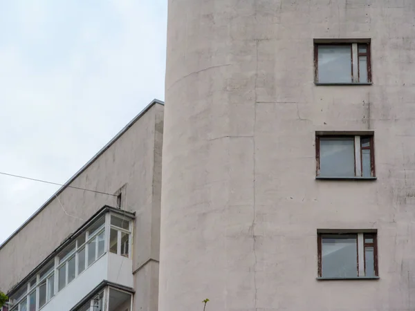 Fasáda Obytné Budovy Městě Výhledem Okna Zdi Balkony — Stock fotografie