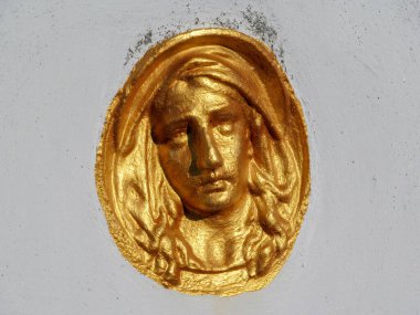 Meryem Ana 'nın taştan görüntüsü, Tanrı' nın Annesi, sarıya boyanmış.