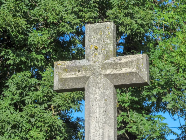 이끼로 뒤덮인 묘지에 가톨릭의 십자가 — 스톡 사진