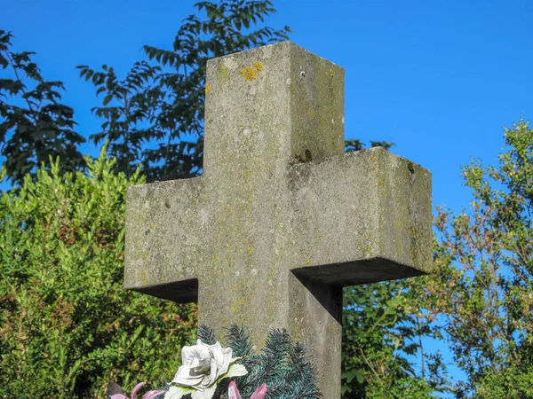 Een Heel Oud Katholiek Stenen Kruis Een Begraafplaats Overgroeid Met — Stockfoto