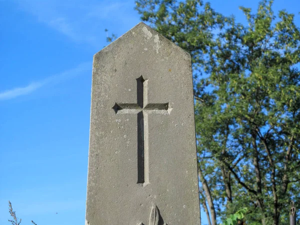 Una Cruz Piedra Cristiana Católica Muy Antigua Cementerio Cubierto Musgo — Foto de Stock