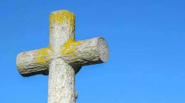 Ein Sehr Altes Katholisches Christliches Steinkreuz Auf Einem Mit Moos — Stockfoto