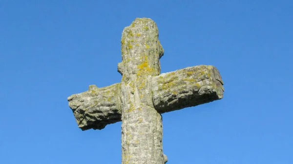 Çok Eski Bir Katolik Hristiyan Haçı Yosun Kaplı Bir Mezarlıkta — Stok fotoğraf