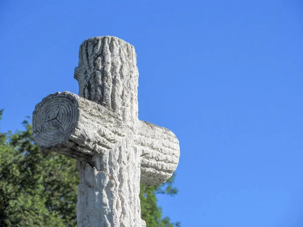 在一个长满青苔的墓地里的一个非常古老的天主教十字架 — 图库照片