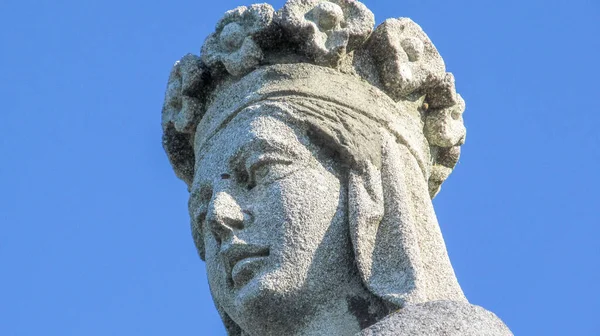 Sten Monument Jungfru Maria Guds Moder Bakgrund Himlen — Stockfoto