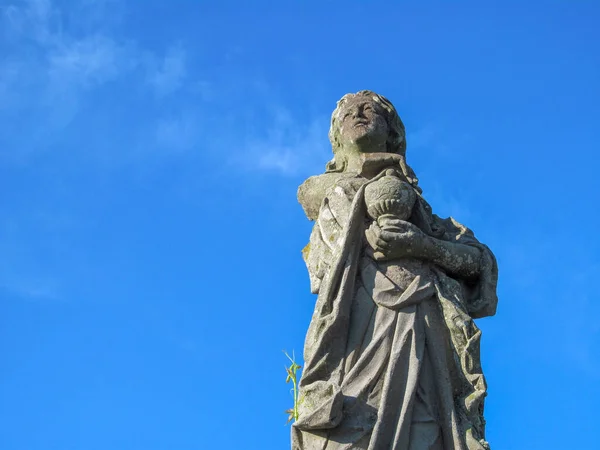 Kamenný Pomník Ženy Miskou Rukou Pozadí Modré Oblohy — Stock fotografie