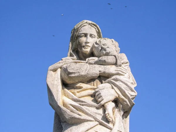 Marie Boží Malým Ježíšem Kristem Náručí Kamenný Pomník Hřbitově — Stock fotografie