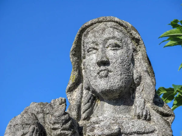 Maryja Boża Małym Jezusem Chrystusem Ramionach Kamienny Pomnik Cmentarzu — Zdjęcie stockowe
