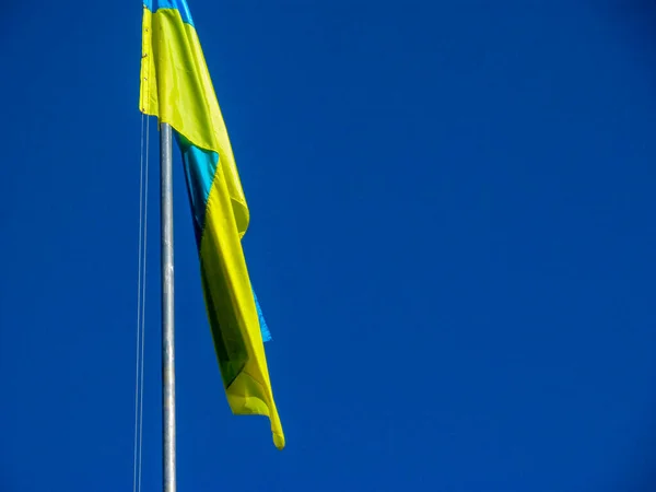 乌克兰国旗或旗杆上的乌克兰黄色和蓝色国旗 — 图库照片