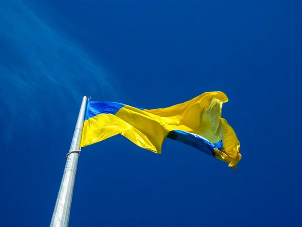 Vlag Van Oekraïne Oekraïense Gele Blauwe Vlag Een Vlaggenmast — Stockfoto