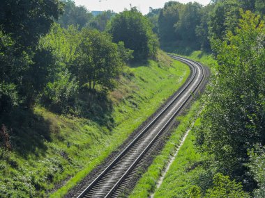 Ağustos 'ta trenler ve yeşil çimenler için raylar