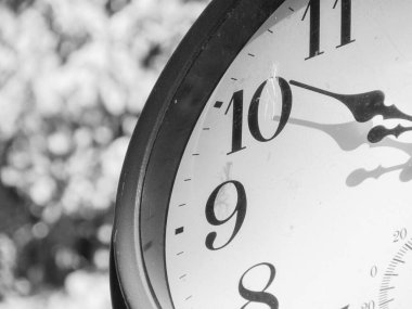 Siyah kadranlı yuvarlak metal saat