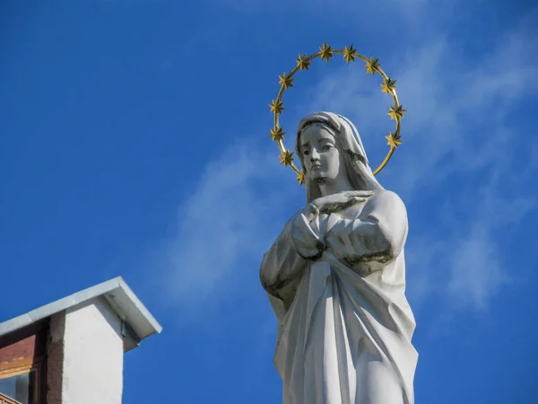 Monumento Mãe Deus Com Halo Dourado Sobre Nus — Fotografia de Stock