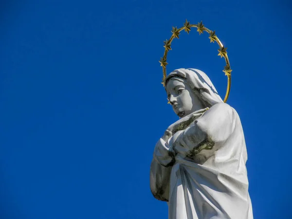 Monumento Mãe Deus Com Halo Dourado Sobre Nus — Fotografia de Stock