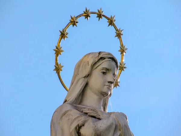 Monumento Madre Dios Con Halo Dorado Sobre Desnudo —  Fotos de Stock