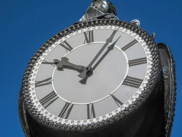Круглые Металлические Часы Черным Циферблатом — стоковое фото
