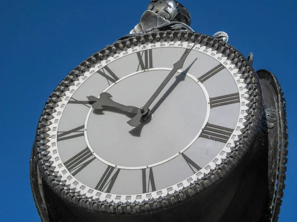 Straat Ronde Metalen Klok Met Een Zwarte Wijzerplaat — Stockfoto