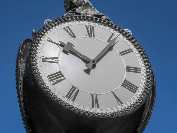 Straat Ronde Metalen Klok Met Een Zwarte Wijzerplaat — Stockfoto