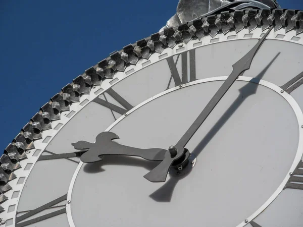 Calle Ronda Reloj Metal Con Dial Negro —  Fotos de Stock