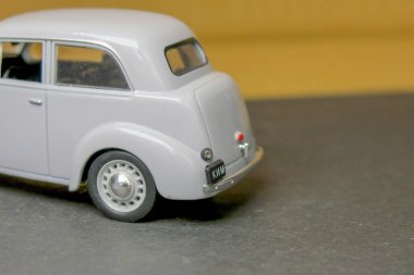 Sovyet KIM arabasının gri oyuncak plastik modeli