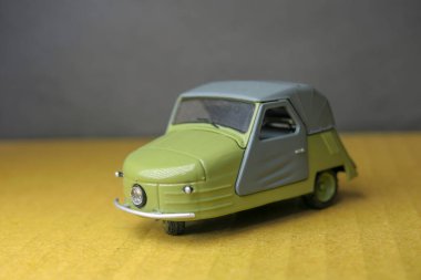 Küçük güzel plastik oyuncak araba.