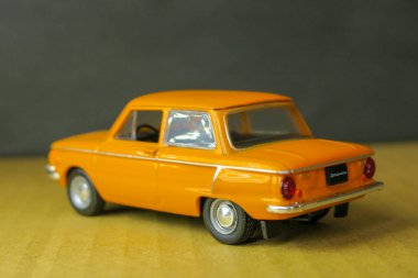 Küçük güzel plastik oyuncak araba.