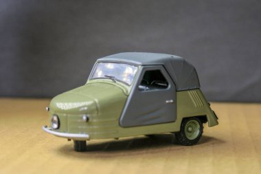 Küçük güzel plastik oyuncak araba.