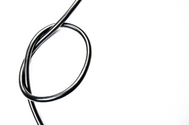 Beyaz arkaplandaki kişisel bilgisayar için USB kablosu