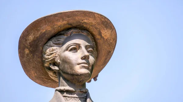 Fragmento Monumento Cabeza Mujer Con Sombrero — Foto de Stock