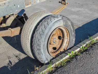 Yol kenarındaki eski bir primipten tekerlek.