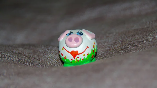 Маленькая Цветная Игрушечная Скульптурная Свинья — стоковое фото