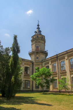 Üniversitenin faaliyet gösterdiği eski ve güzel bir tuğla ev.