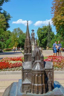 Meydandaki kilisenin oyuncak heykeli bronzdan yapılmıştır.