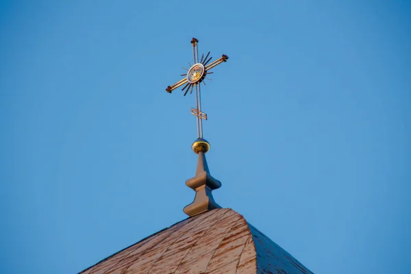 Torre Sino Pedra Antiga Igreja Ortodoxa Cristã Acima Lagoa — Fotografia de Stock