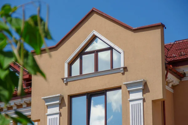 Bela Fachada Uma Nova Casa Amarela — Fotografia de Stock