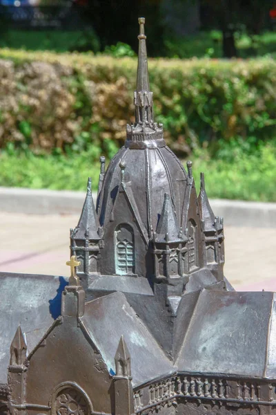 Μνημείο Παιχνίδι Της Εκκλησίας Στην Πλατεία Είναι Κατασκευασμένο Από Μπρούντζο — Φωτογραφία Αρχείου