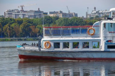 Büyük bir turist gemisi gölette yüzüyor.