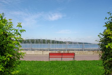 Güzel mavi gökyüzü ve güçlü bir fırtınadan sonra beyaz bulutlar