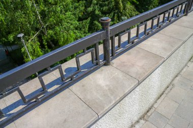 Parka giden taş merdivenler.