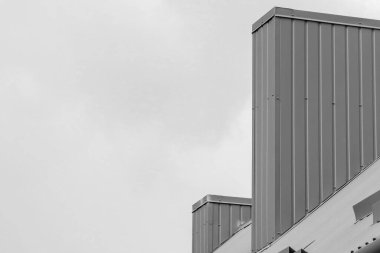 Metal çatı ve baca teneke kaplı.