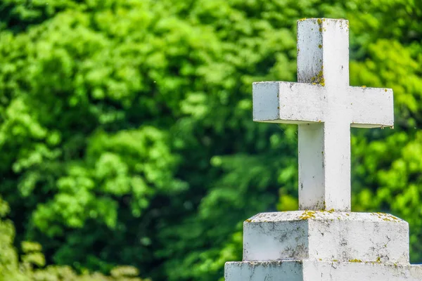 Beyaz Beton Hıristiyan Geçidi Sahada — Stok fotoğraf