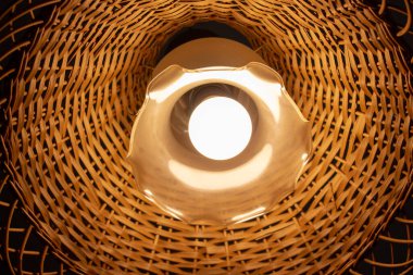 Tavanda ahşap bir abajur olan güzel bir lamba.