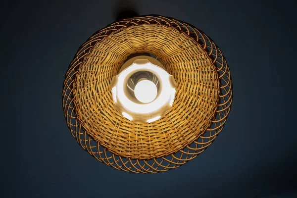 Prachtige Lamp Aan Het Plafond Met Een Houten Rieten Lampenkap — Stockfoto
