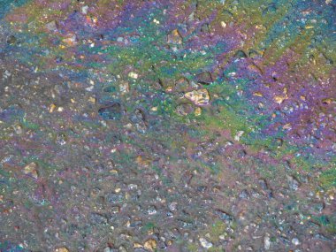 Asfaltta renkli benzin lekeleri var.