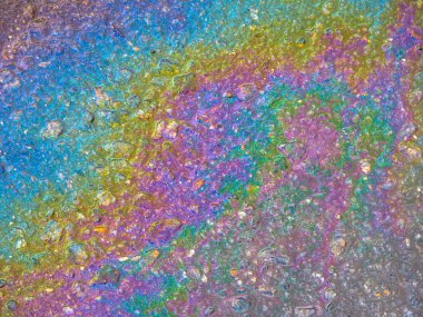 Asfaltta renkli benzin lekeleri var.