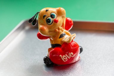 Kalbi olan kırmızı bir arı heykeli. Sevgililer Günü ve 8 Mart için hediye.