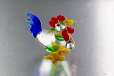 Küçük oyuncak, cam bir horoz.