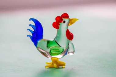 Küçük oyuncak, cam bir horoz.