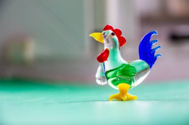 Küçük oyuncak, cam bir horoz.